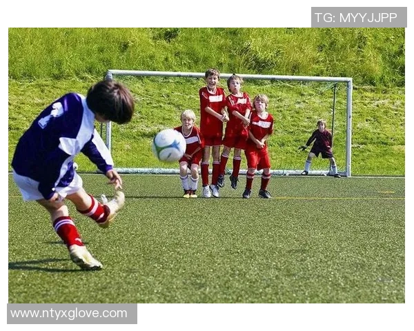 足球明星童年故事揭秘他们如何从小热爱足球走向辉煌人生