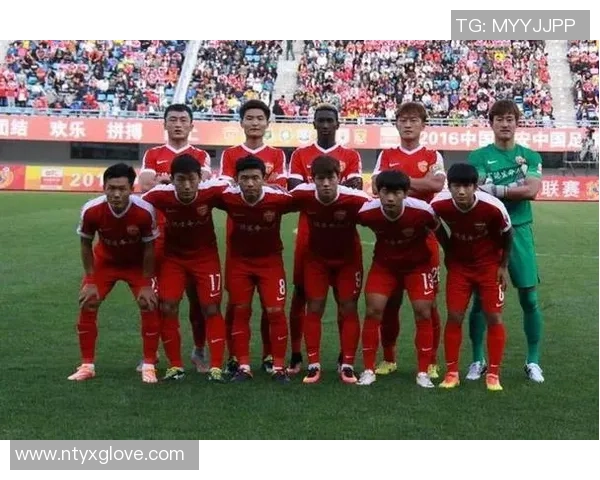 杭州足球队在世锦赛积分榜上以82分稳居第一名展现强劲实力